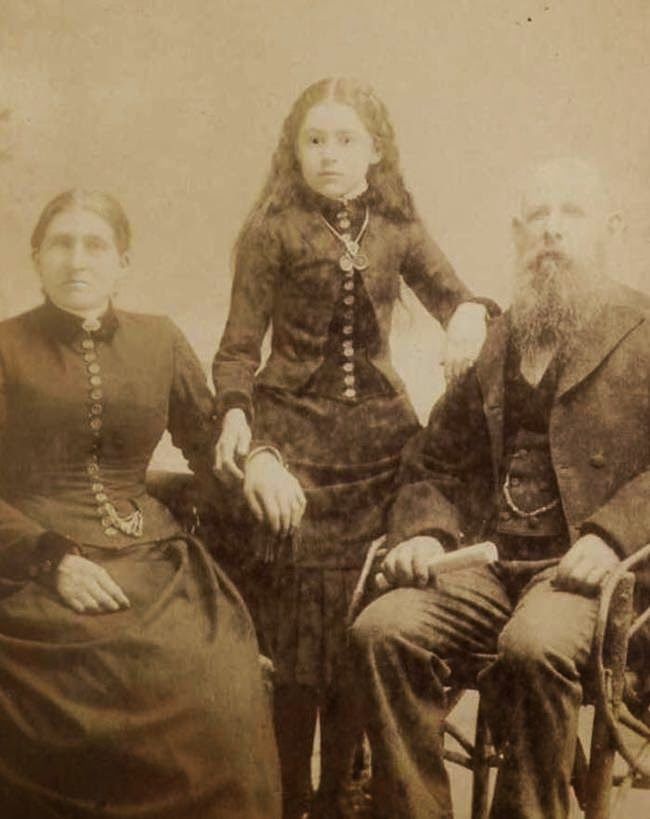 21 Victorian Era Post Mortem Photos Prove How Creepy The Past Used To