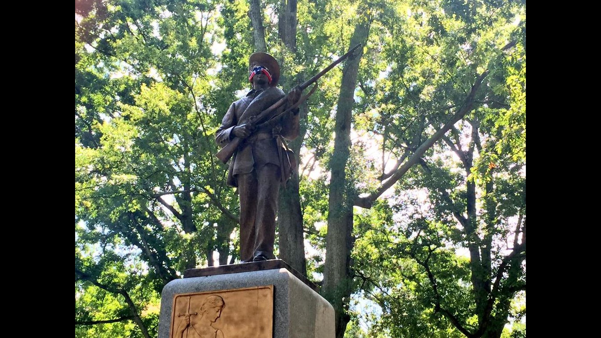 Photos Hundreds Protest At Unc S Silent Sam Confederate Statue Abc11